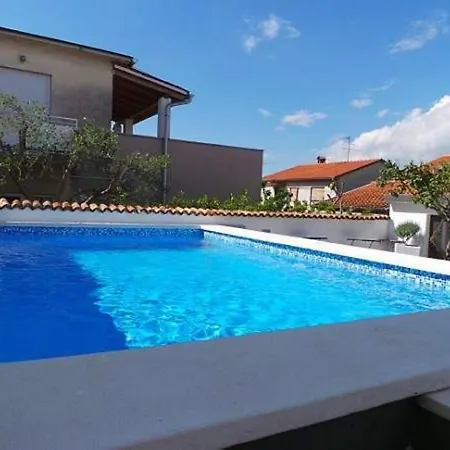Apartment Comfortable With Pool Pula