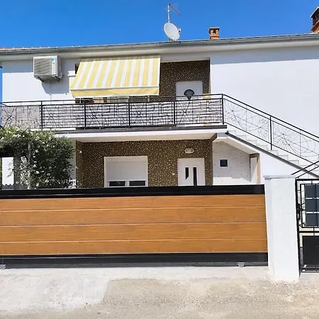 Apartment Comfortable With Pool Pula