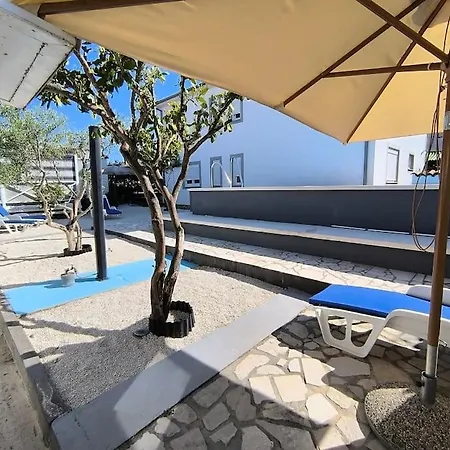 Comfortable With Pool Apartment Pula