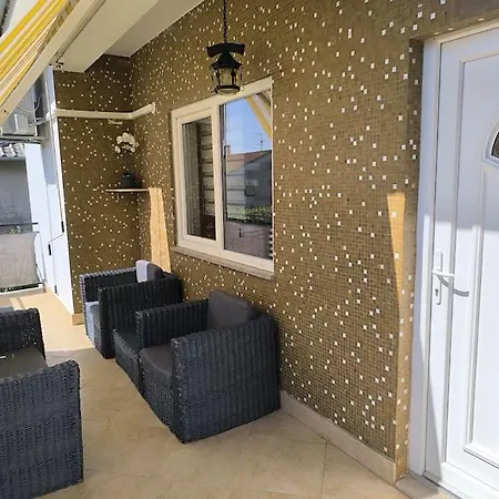 Apartment Comfortable With Pool Pula