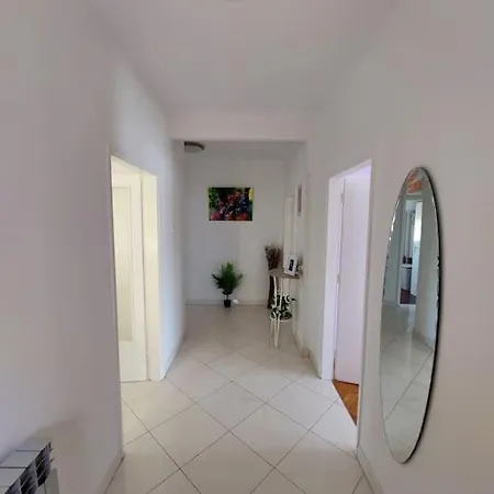 Apartment Comfortable With Pool Pula