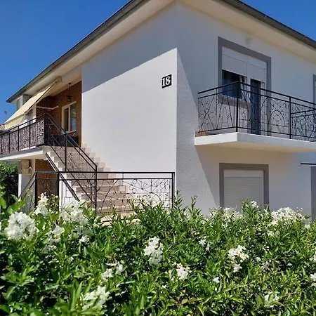 Comfortable With Pool Apartment Pula